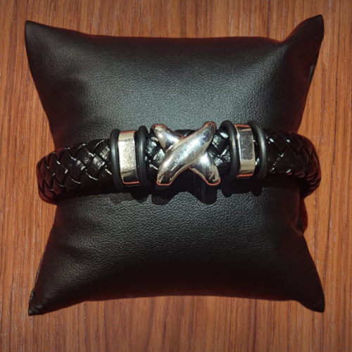 Pulsera de Cuero Negro con Detalles Plateados