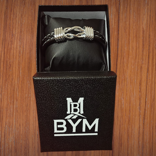 Pulsera de Cuero Negro con Detalle Plateado