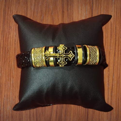 Pulsera de Cuero Negra con Detalles Dorados