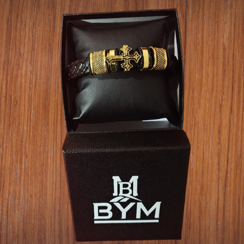 Pulsera de Cuero Negra con Detalles Dorados