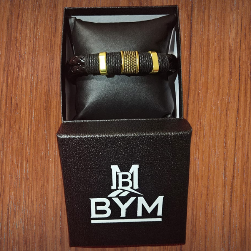 Pulsera de Cuero Negra con Detalles Dorados