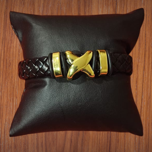 Pulsera de Cuero Negra con Detalles Dorados