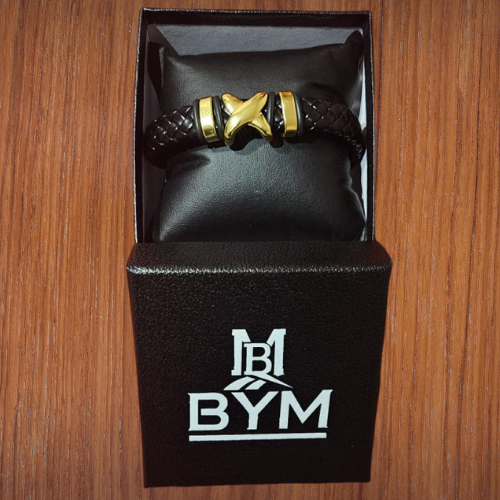 Pulsera de Cuero Negra con Detalles Dorados