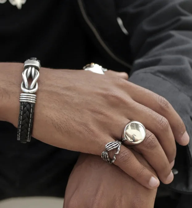 Pulsera de Cuero Negro con Detalle Plateado