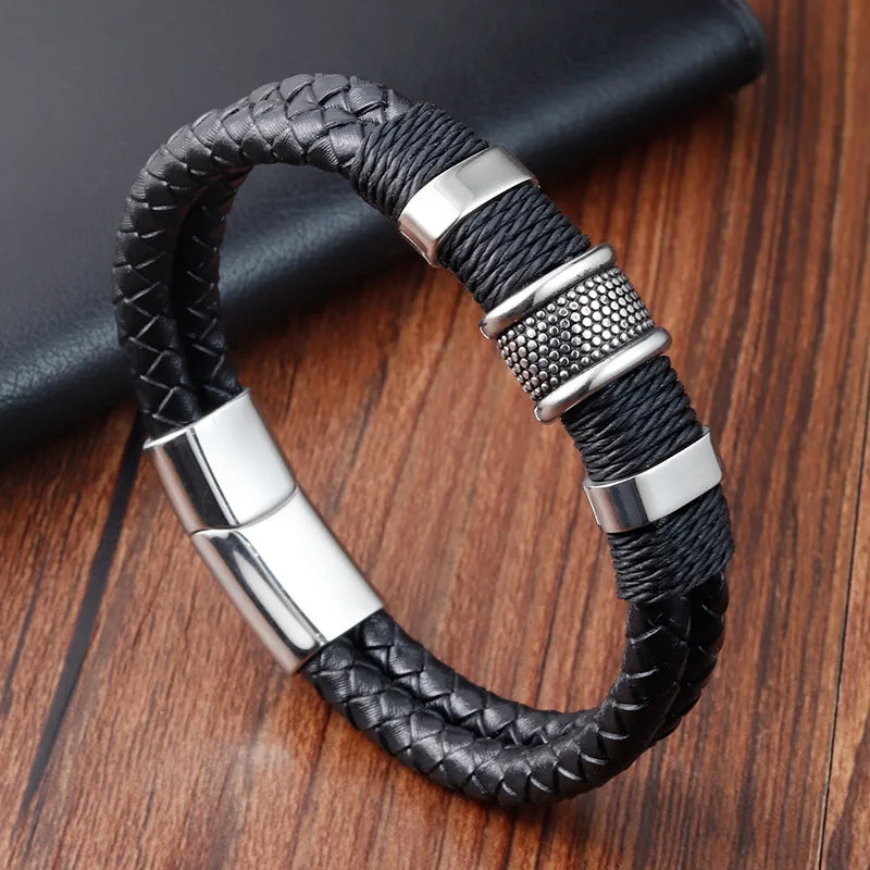 Pulsera de Cuero Negro con Detalles Plateados