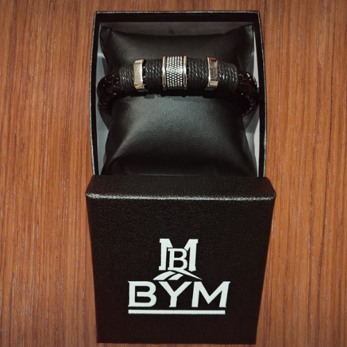 Pulsera de Cuero Negro con Detalles Plateados