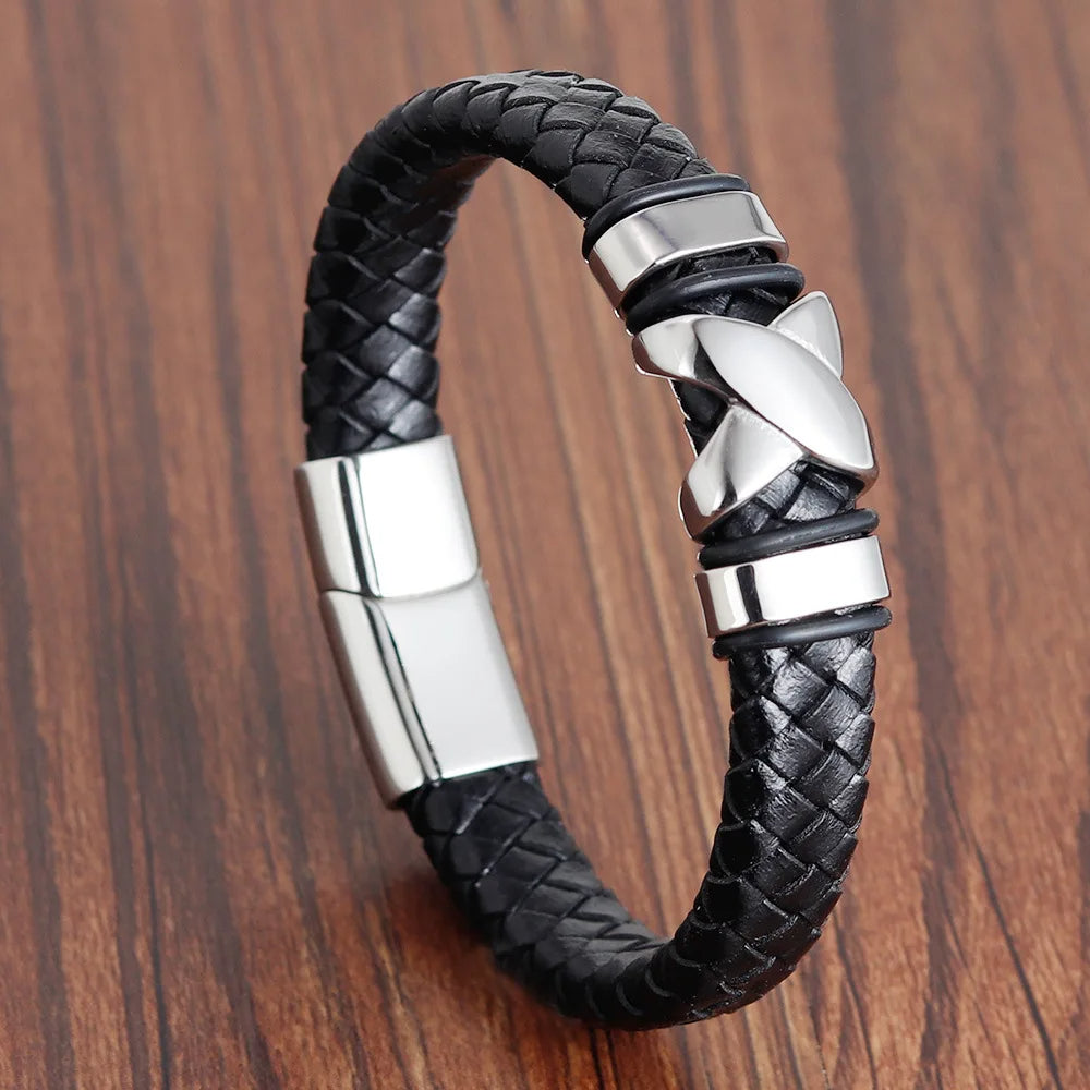 Pulsera de Cuero Negro con Detalles Plateados