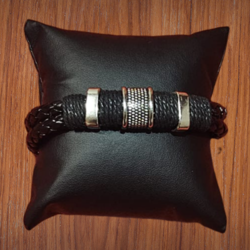 Pulsera de Cuero Negro con Detalles Plateados