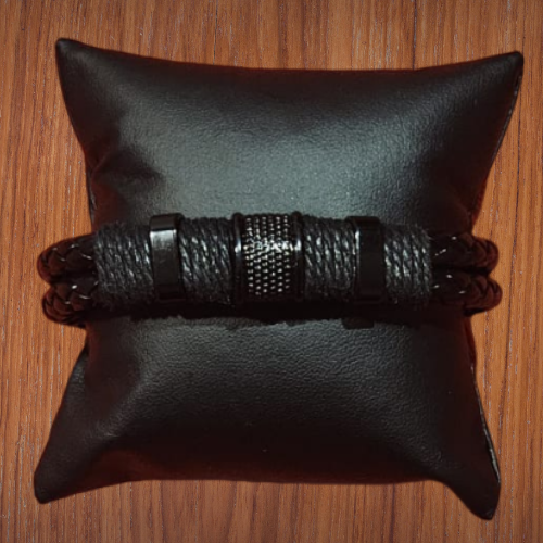 Pulsera de Cuero Negro con Detalles Oscuros de plata
