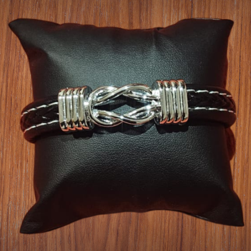 Pulsera de Cuero Negro con Detalle Plateado