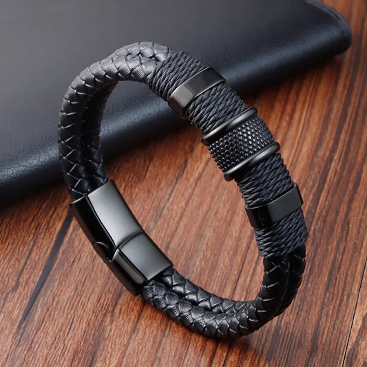 Pulsera de Cuero Negro con Detalles Oscuros de plata
