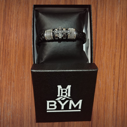 Pulsera de Cuero Negro con Detalles Platiados