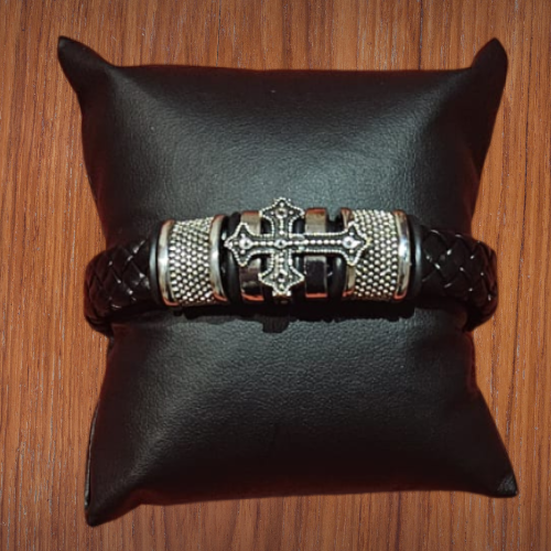 Pulsera de Cuero Negro con Detalles Platiados