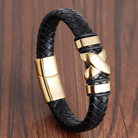 Pulsera de Cuero Negra con Detalles Dorados