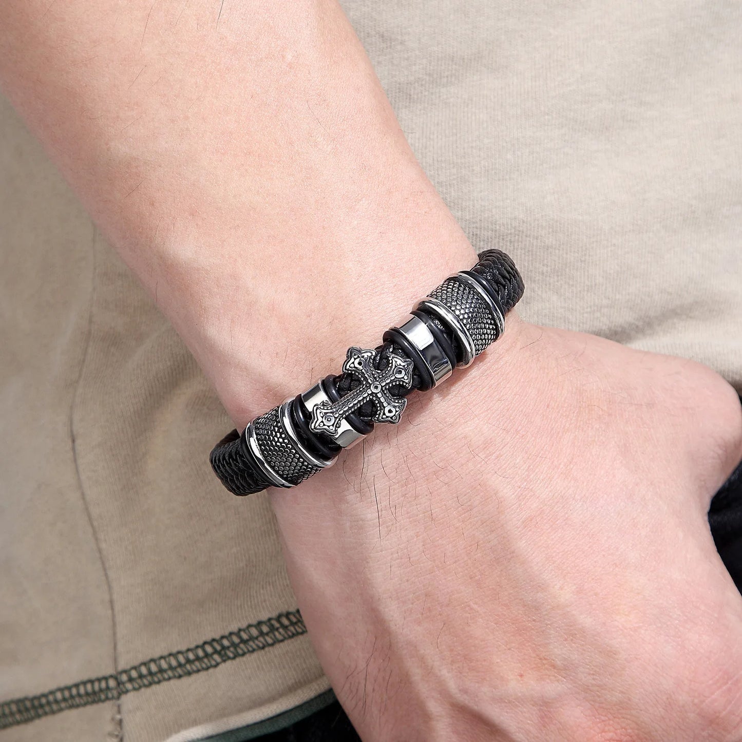 Pulsera de Cuero Negro con Detalles Platiados