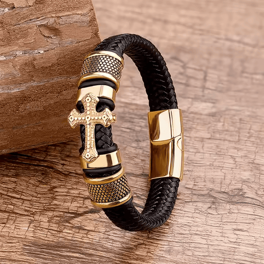 Pulsera de Cuero  Negra con Detalles Dorados