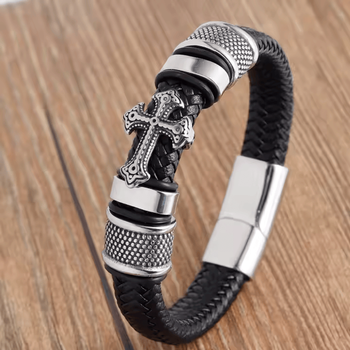 Pulsera de Cuero Negro con Detalles Platiados